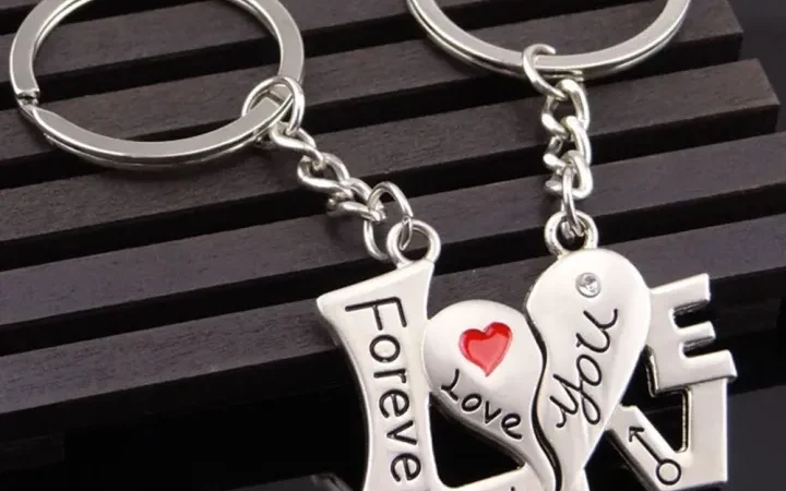 What are couples keychains?